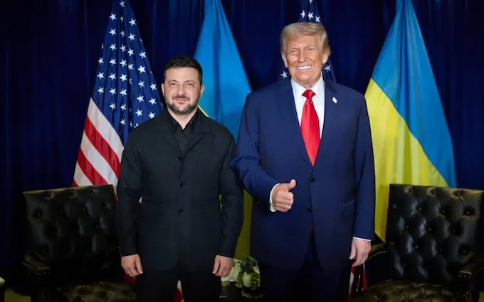 Tổng thống Mỹ Donald Trump và Tổng thống Ukraine Volodymyr Zelensky chụp ảnh trước cuộc gặp tại New York vào ngày 23/9/2025, bên lề kỳ họp Đại hội đồng LHQ khóa 80 (Ảnh: Văn phòng Tổng thống Ukraine) Tổng thống Mỹ Donald Trump và Tổng thống Ukraine Volodymyr Zelensky chụp ảnh trước cuộc gặp tại New York vào ngày 23/9/2025, bên lề kỳ họp Đại hội đồng LHQ khóa 80 (Ảnh: Văn phòng Tổng thống Ukraine)