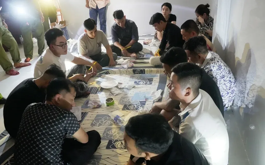 Các lực lượng chức năng tổ chức khám nghiệm hiện trường, thu giữ tang vật