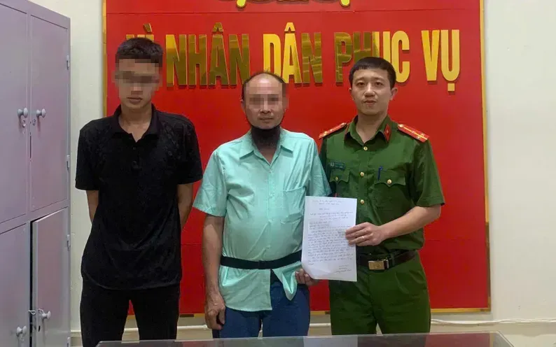 Người thân đến đón con và gửi thư cảm ơn lực lượng Công an xã Hưng Nguyên và Trạm Cảnh sát giao thông Diễn Châu.
 Người thân đến đón con và gửi thư cảm ơn lực lượng Công an xã Hưng Nguyên và Trạm Cảnh sát giao thông Diễn Châu.