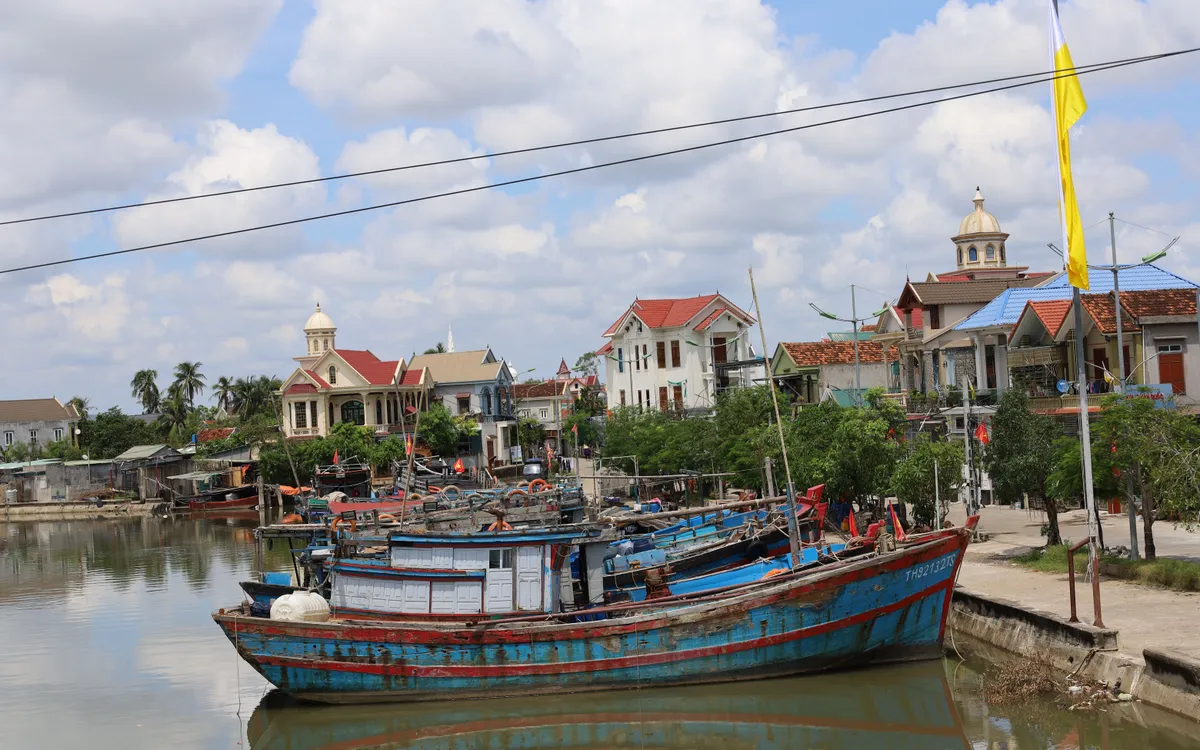 Các tàu thuyền vào bờ neo đậu từ 12h ngày 24/9.