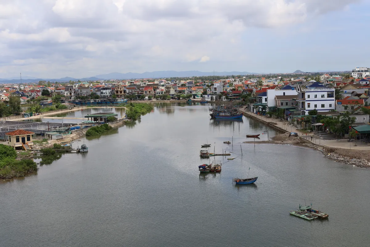 Nghệ An cấm tàu thuyền ra khơi từ 12 giờ trưa 24/9 - Ảnh 1.