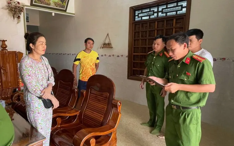 Cơ quan công an đọc lệnh giữ người trong trường hợp khẩn cấp đối với Nguyễn Thị Kim Hồng. (Ảnh: CSHS) Cơ quan công an đọc lệnh giữ người trong trường hợp khẩn cấp đối với Nguyễn Thị Kim Hồng. (Ảnh: CSHS)