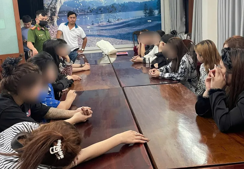 Bắt tú bà điều hành đường dây mại dâm chuyên cung cấp cho quán karaoke - Ảnh 1.