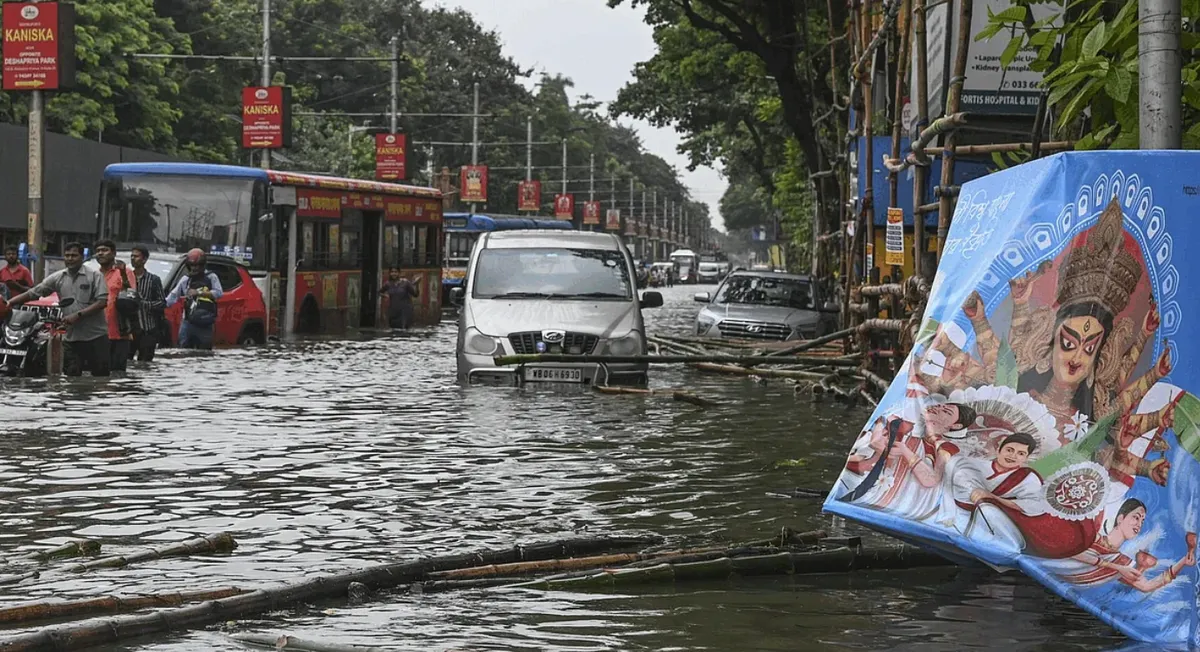 Mưa lớn gây tê liệt “thành phố niềm vui” của Ấn Độ, ít nhất 10 người thiệt mạng - Ảnh 1.