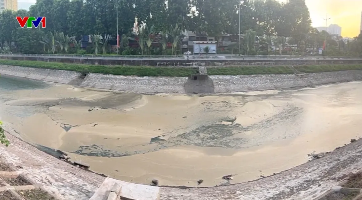 3 người bị bắt vì xả trộm gần 50m³ chất thải xuống sông Tô Lịch - Ảnh 1.