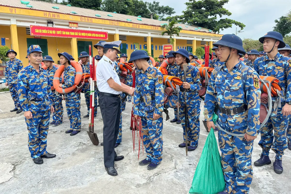 Vùng 1 Hải quân chủ động ứng phó bão Ragasa, đảm bảo an toàn cho người và tài sản - Ảnh 1.
