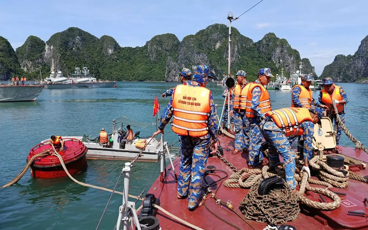 Thực hiện các biện pháp chằng buộc tàu thuyền tại khu neo đậu. Thực hiện các biện pháp chằng buộc tàu thuyền tại khu neo đậu.