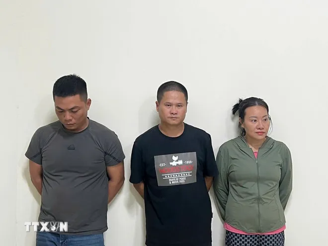 3 người bị bắt vì xả trộm gần 50m³ chất thải xuống sông Tô Lịch - Ảnh 2.