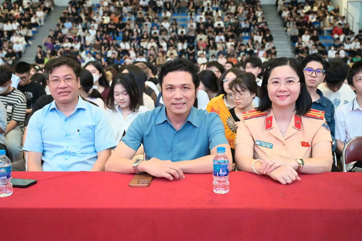 Hà Nội: Tuyên truyền pháp luật về TTATGT cho 3.200 sinh viên, giảng viên - Ảnh 1.