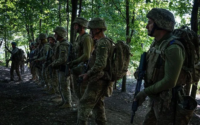 Ukraine đối mặt với tình trạng thiếu hụt ngân sách quân sự  - Ảnh 1.