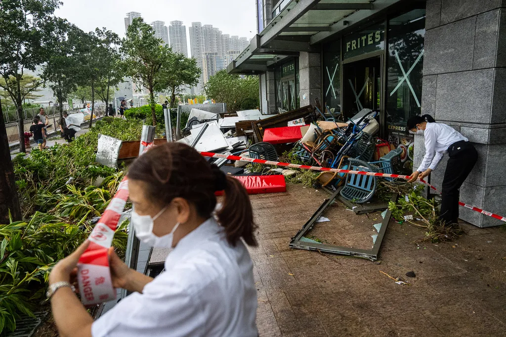 Bão Ragasa “xé toạc” một khách sạn ở Hong Kong (Trung Quốc) - Ảnh 5.