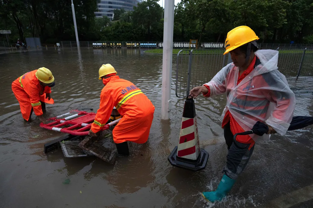 Bão Ragasa suy yếu sau khi đổ bộ vào tỉnh Quảng Đông (Trung Quốc) - Ảnh 2.