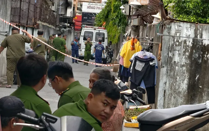 Công an phong tỏa con hẻm để phục vụ công tác điều tra. Ảnh: PLO Công an phong tỏa con hẻm để phục vụ công tác điều tra. Ảnh: PLO