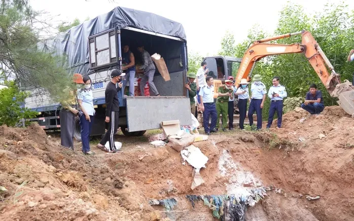 Hàng hóa được tiêu hủy tại bãi rác chung Đồng Hới. Ảnh: NLD  Hàng hóa được tiêu hủy tại bãi rác chung Đồng Hới. Ảnh: NLD