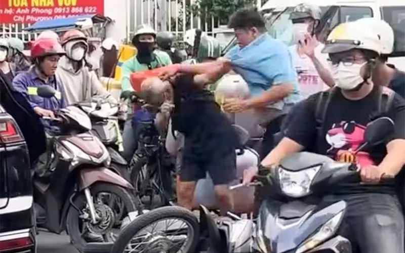 Hình ảnh Nguyễn Lâm Minh Tuấn đánh ông Đ.K.T (ảnh cắt từ clip). Hình ảnh Nguyễn Lâm Minh Tuấn đánh ông Đ.K.T (ảnh cắt từ clip).