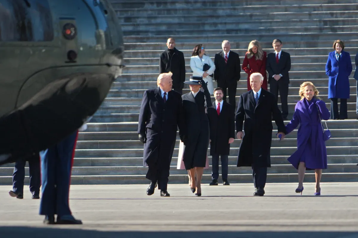 Tổng thống Trump bỏ ảnh ông Biden khỏi “Đại lộ Danh vọng Tổng thống”- Ảnh 1.