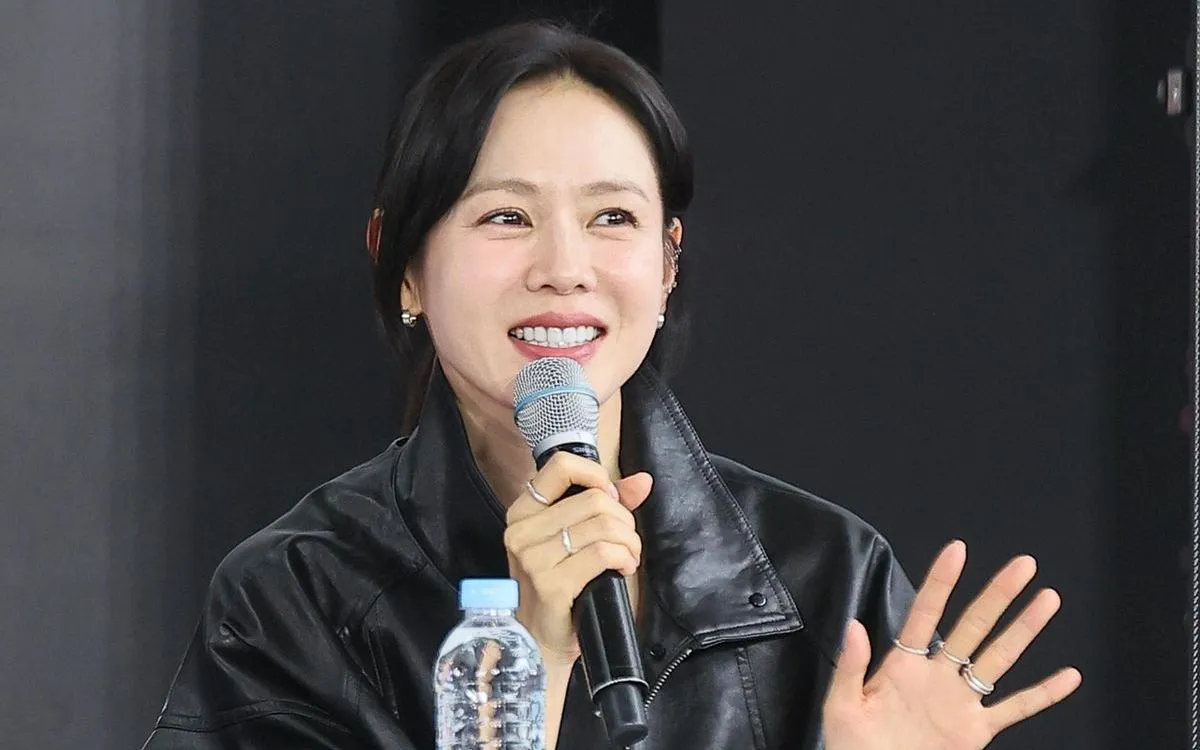 Son Ye Jin chào người hâm mộ trong buổi trò chuyện cởi mở của cô tại buổi khai mạc bộ phim "No Other Choice" tại Liên hoan phim quốc tế Busan lần thứ 30 ở Busan. (Ảnh: Yonhap)