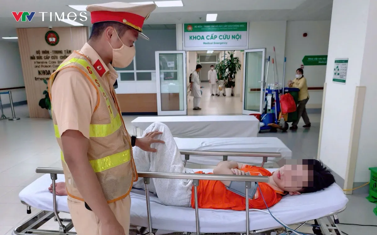 Tổ công tác thăm hỏi nam sinh viên sau khi được cấp cứu tại bệnh viện. Tổ công tác thăm hỏi nam sinh viên sau khi được cấp cứu tại bệnh viện.