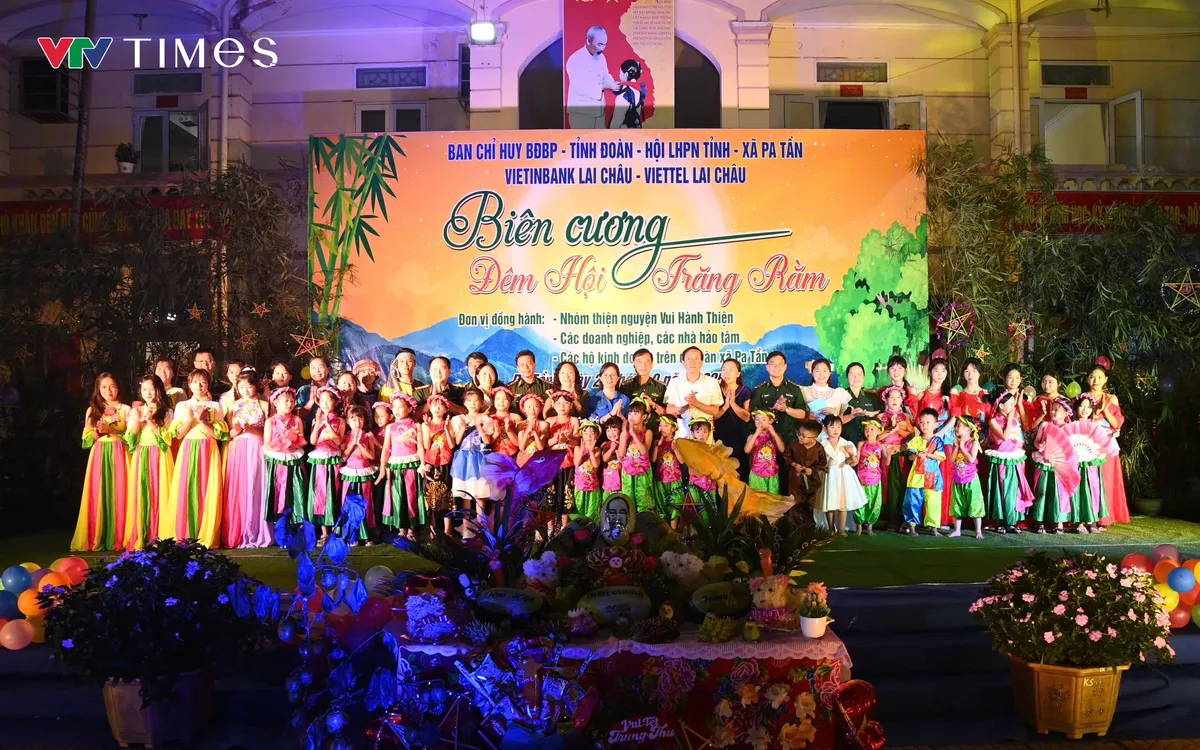 Chụp ảnh lưu niệm với đội văn nghệ tại Chương trình Chụp ảnh lưu niệm với đội văn nghệ tại Chương trình