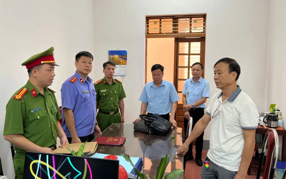 Cơ quan Cảnh sát điều tra thi hành Lệnh khám xét nơi làm việc của đối tượng Lê Minh Thái. Ảnh: Công an Lào Cai