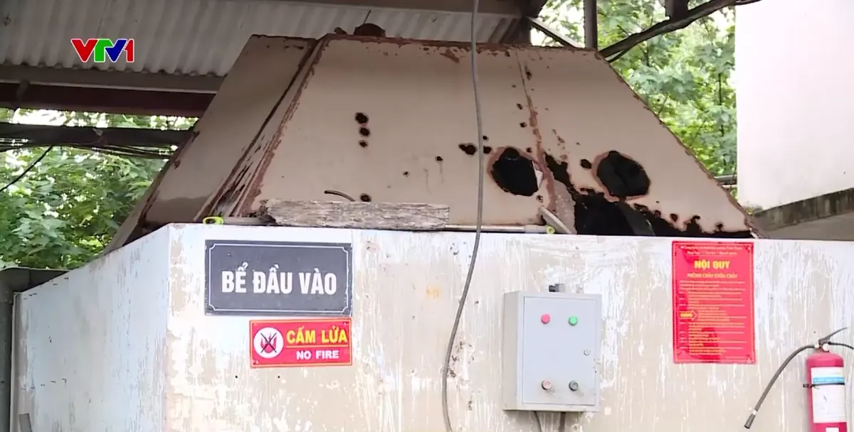 Hà Nội: Bắt giữ nhóm đối tượng đổ trộm 50m³ chất thải xuống sông Tô Lịch - Ảnh 2.