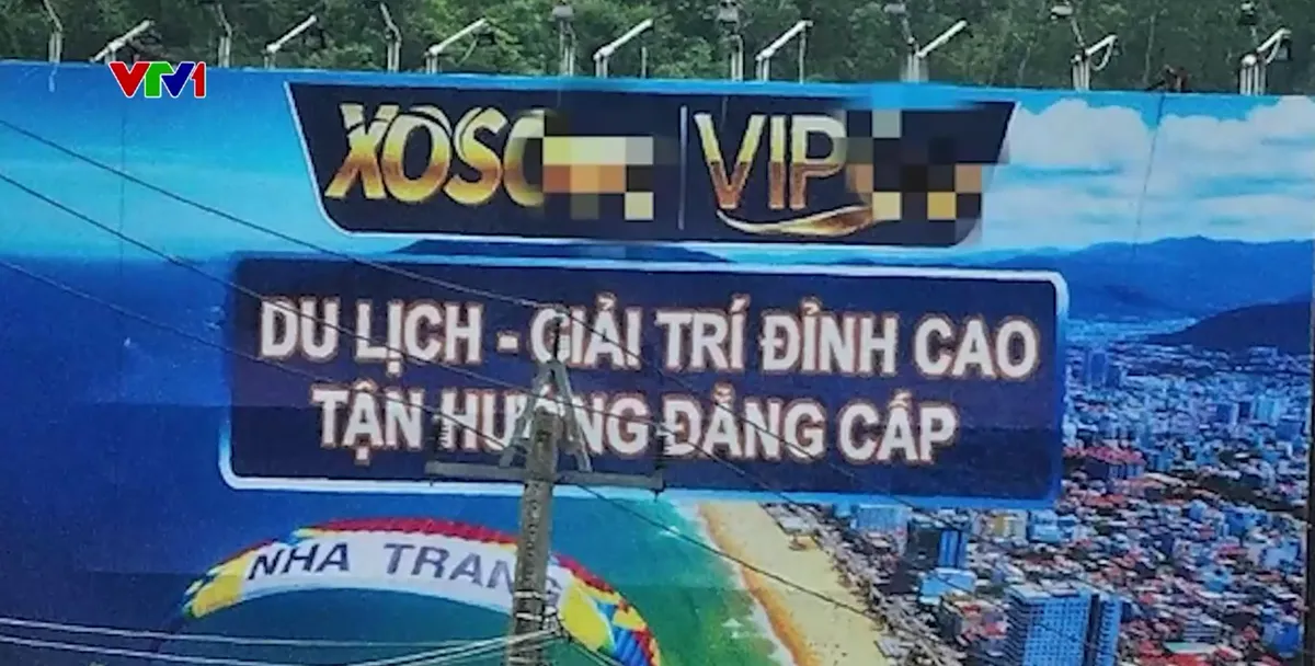 Xử lý biển quảng cáo cá cược trên đại lộ Nguyễn Tất Thành, Khánh Hòa - Ảnh 1.