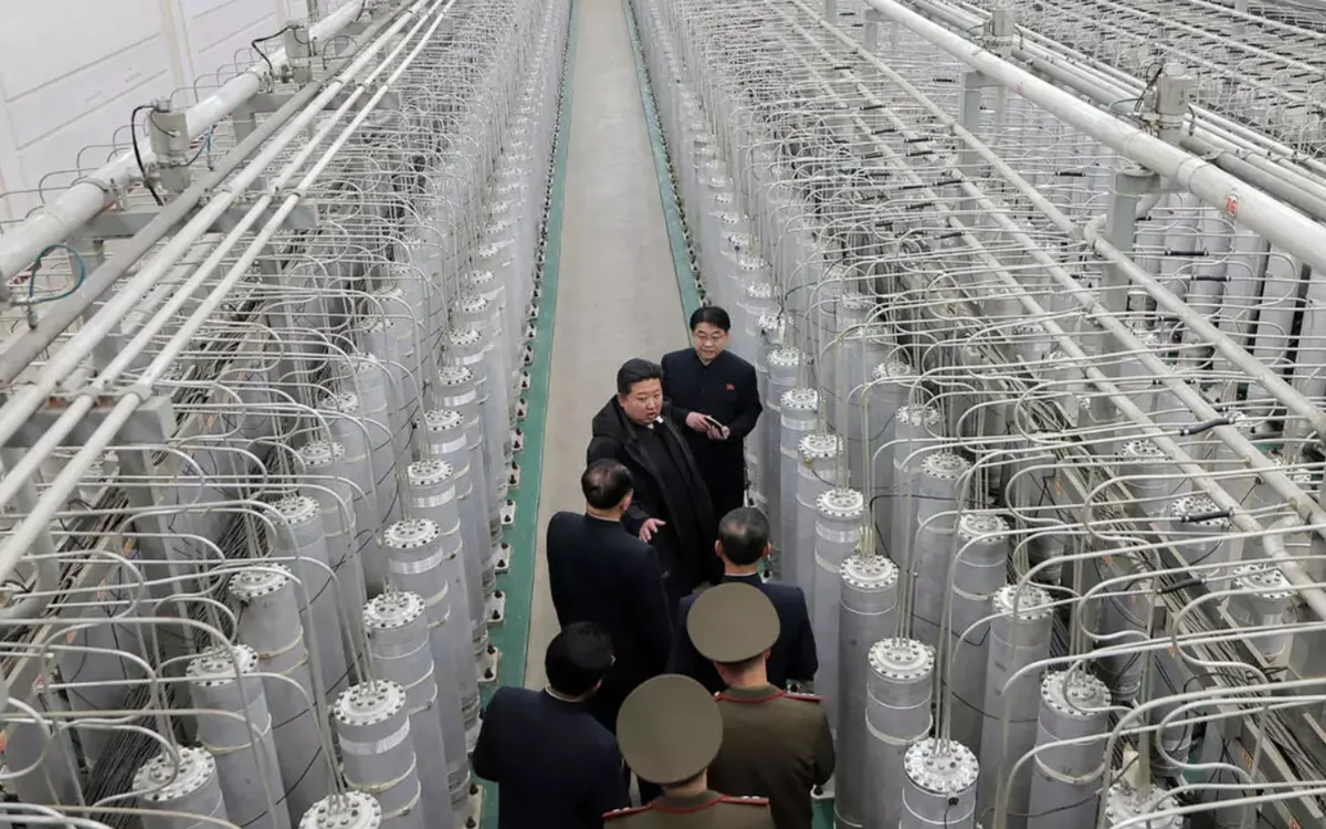 Nhà lãnh đạo Triều Tiên Kim Jong Un (giữa) đang thị sát một địa điểm sản xuất vật liệu hạt nhân ở Triều Tiên, tháng 1/2025 (Ảnh: KCNA/AFP) Nhà lãnh đạo Triều Tiên Kim Jong Un (giữa) đang thị sát một địa điểm sản xuất vật liệu hạt nhân ở Triều Tiên, tháng 1/2025 (Ảnh: KCNA/AFP)