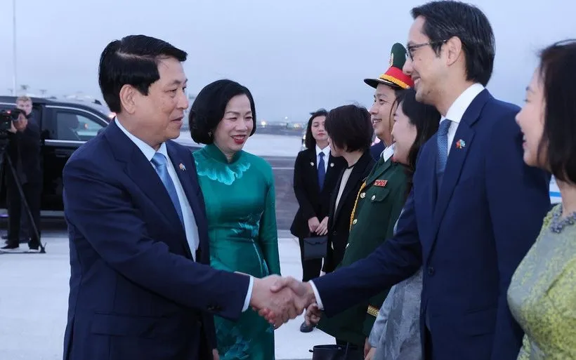 Đại sứ, Trưởng Phái đoàn Thường trực Việt Nam tại Liên hợp quốc Đỗ Hùng Việt tiễn Chủ tịch nước Lương Cường và Phu nhân tại sân bay John F. Kennedy, thành phố New York. (Ảnh: TTXVN) Đại sứ, Trưởng Phái đoàn Thường trực Việt Nam tại Liên hợp quốc Đỗ Hùng Việt tiễn Chủ tịch nước Lương Cường và Phu nhân tại sân bay John F. Kennedy, thành phố New York. (Ảnh: TTXVN)