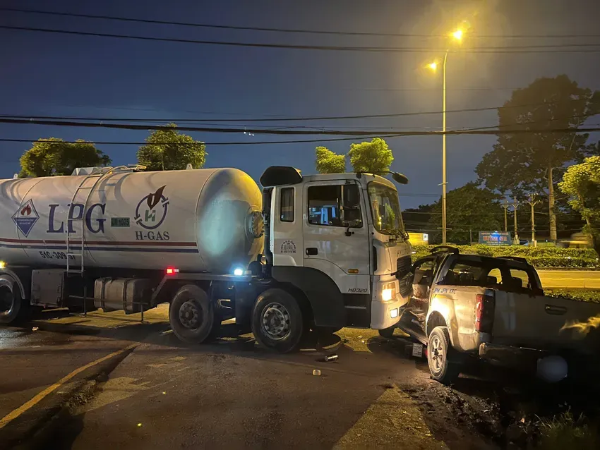 Xe bồn bị mất lái tông vào nhiều xe, tài xế tử vong nghi đột quỵ - Ảnh 1.