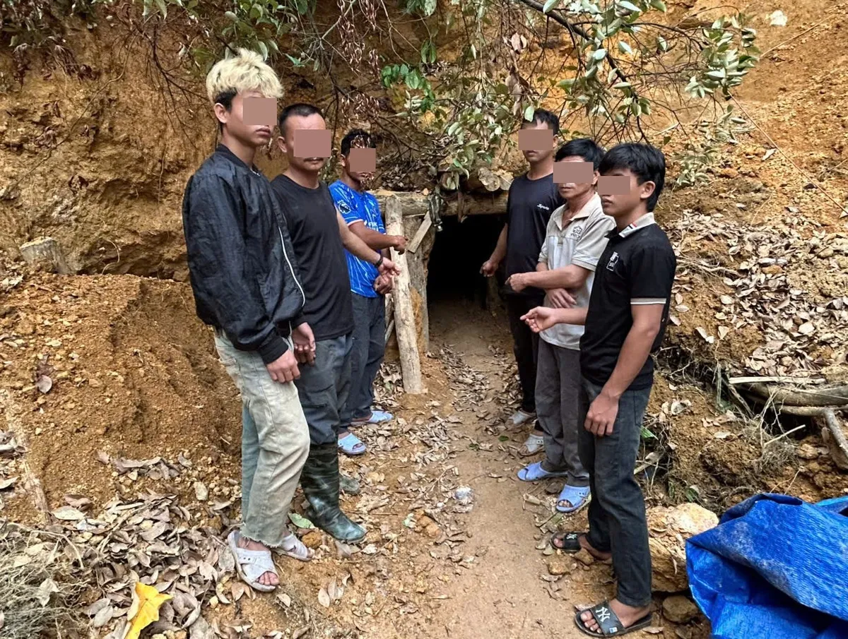 Bắt quả tang 7 người khai thác vàng trái phép trong núi ở Đà Nẵng - Ảnh 1.