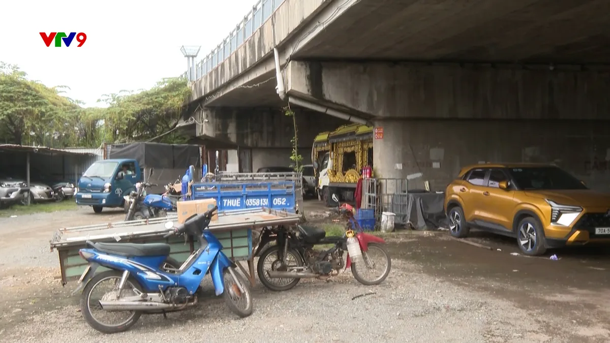 2609-PNHN-.GUI XE DUOI CHÂN CẦU.jpg