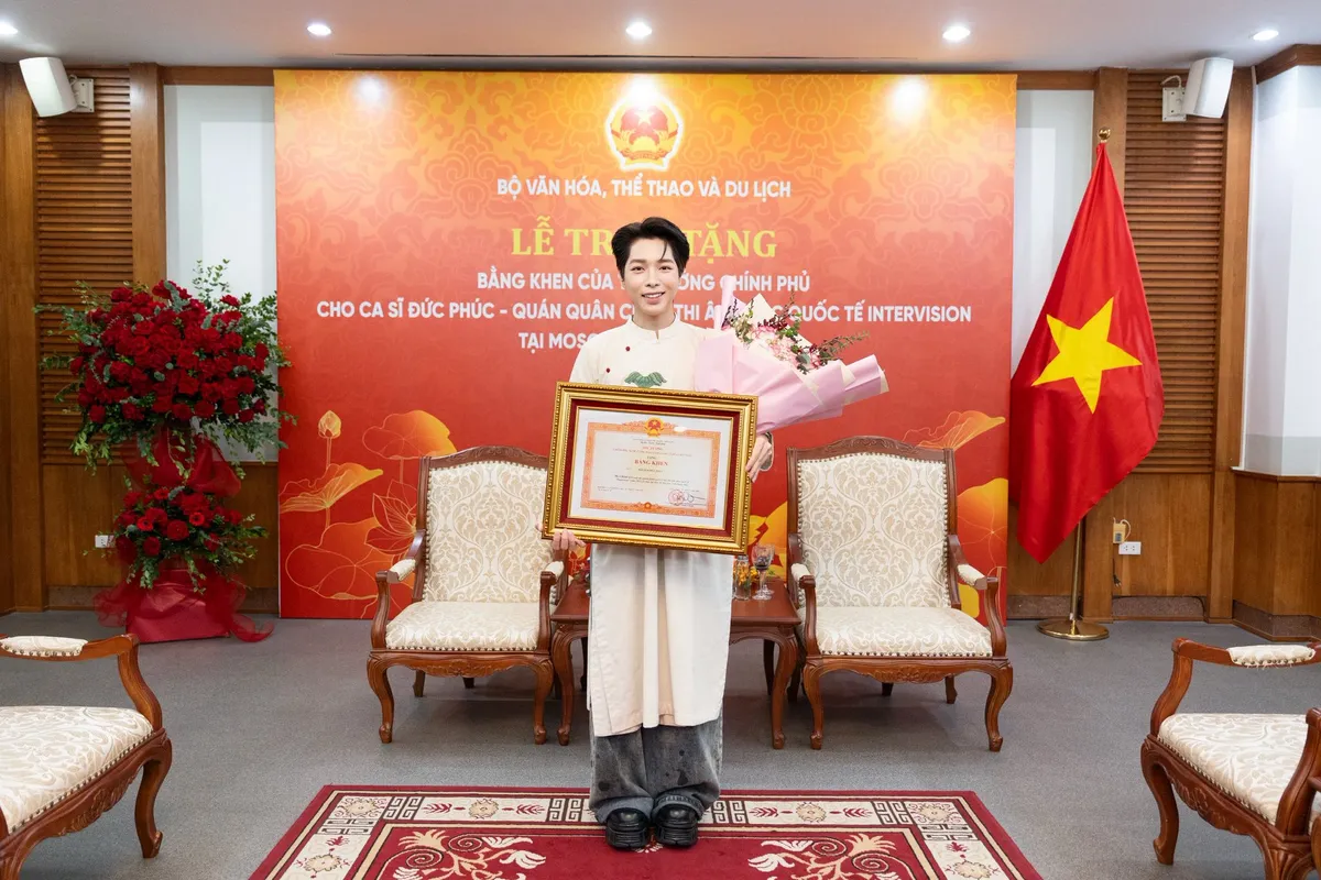 Đức Phúc nhận Bằng khen của Thủ tướng Chính phủ- Ảnh 2. Đức Phúc nhận Bằng khen của Thủ tướng Chính phủ- Ảnh 2.