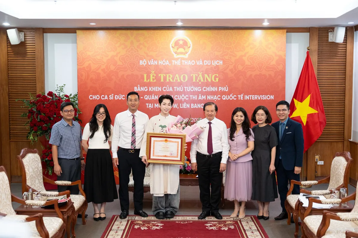 Đức Phúc nhận Bằng khen của Thủ tướng Chính phủ- Ảnh 1. Đức Phúc nhận Bằng khen của Thủ tướng Chính phủ- Ảnh 1.