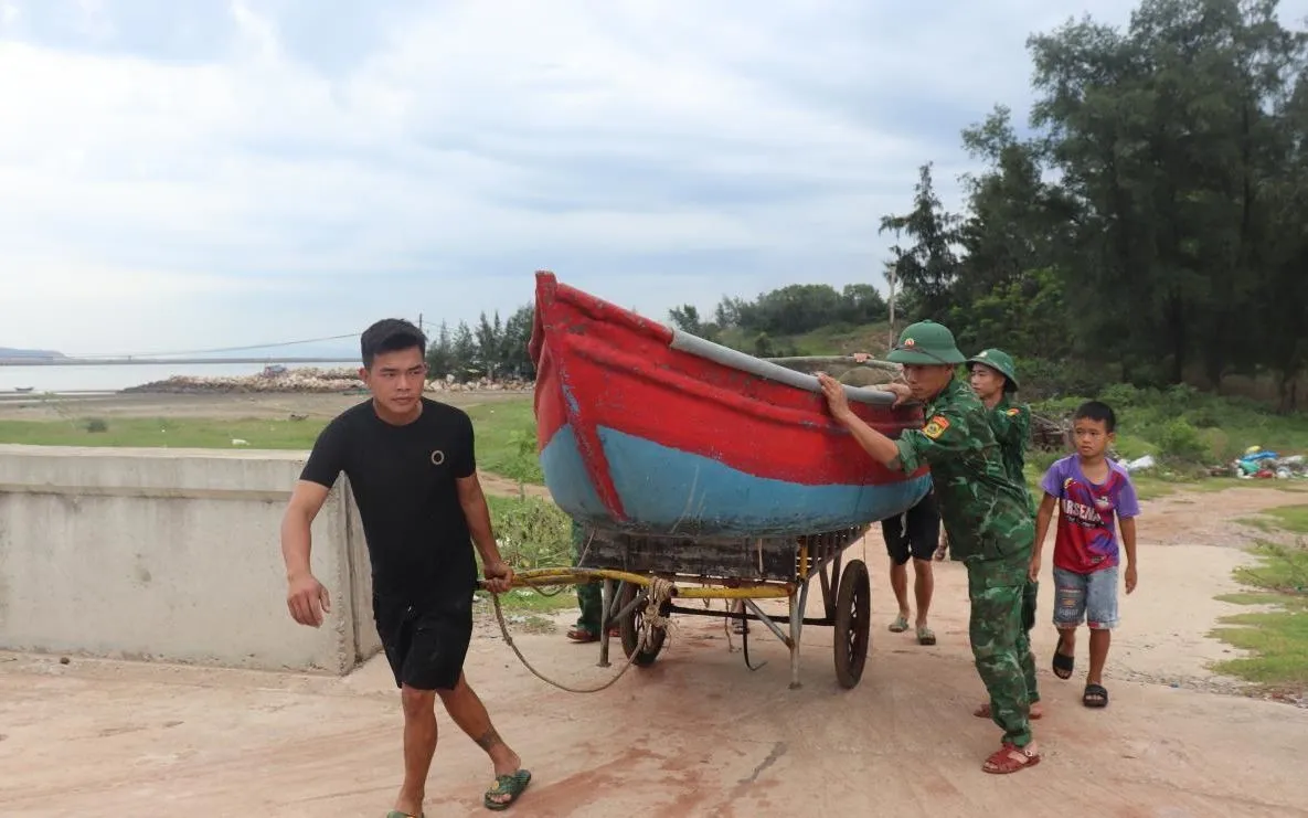 Nghệ An cấm tàu thuyền ra khơi từ 5h ngày 27/9 để tránh bão số 10 - Ảnh 1.