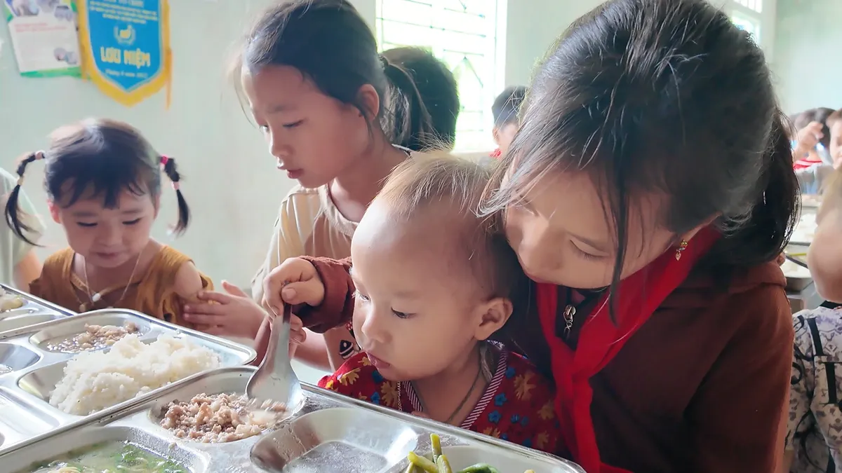 Điểm trường của những suất cơm chia đôi- Ảnh 3. Điểm trường của những suất cơm chia đôi- Ảnh 3.