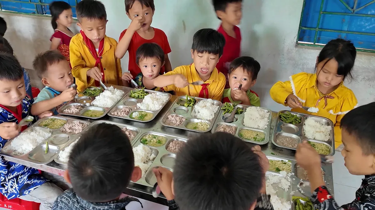 Điểm trường của những suất cơm chia đôi- Ảnh 4. Điểm trường của những suất cơm chia đôi- Ảnh 4.