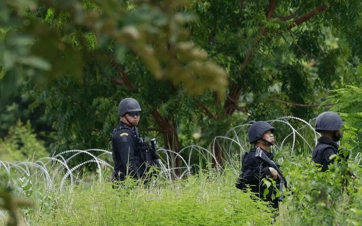 Lực lượng kiểm soát biên giới Thái Lan tuần tra tại Ban Nong Ya Kaeo, tỉnh Sa Kaeo, gần biên giới Thái Lan - Campuchia, ngày 19/9 (Ảnh: EPA) Lực lượng kiểm soát biên giới Thái Lan tuần tra tại Ban Nong Ya Kaeo, tỉnh Sa Kaeo, gần biên giới Thái Lan - Campuchia, ngày 19/9 (Ảnh: EPA)