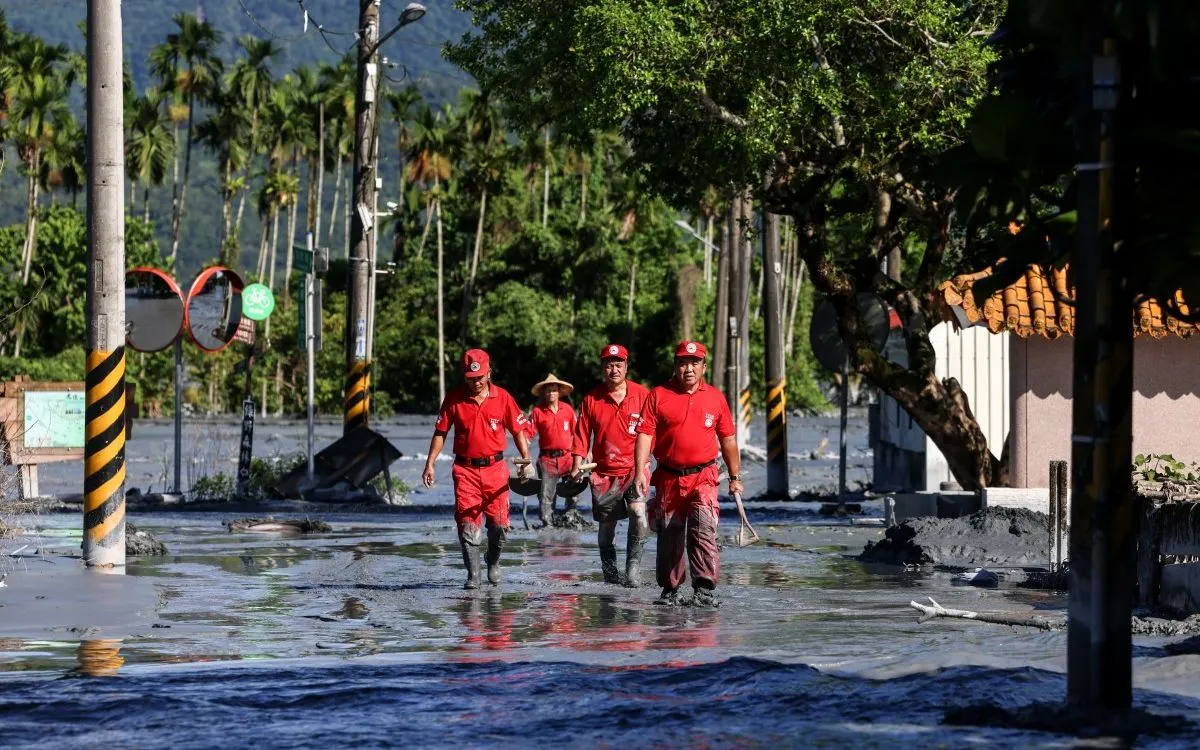 Đội cứu hộ tìm kiếm nạn nhân sau khi hồ chắn vỡ tại Hoa Liên ngày 25/9/2025 (Ảnh: AFP) Đội cứu hộ tìm kiếm nạn nhân sau khi hồ chắn vỡ tại Hoa Liên ngày 25/9/2025 (Ảnh: AFP)
