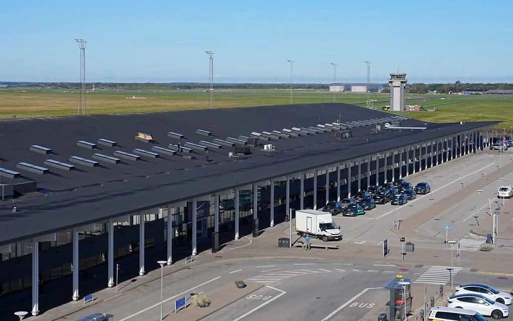 Toàn cảnh sân bay Aalborg ở Đan Mạch ngày 25/9/2025, sau khi ghi nhận máy bay không người lái xâm nhập khiến không phận bị đóng cửa. (Ảnh: AP) Toàn cảnh sân bay Aalborg ở Đan Mạch ngày 25/9/2025, sau khi ghi nhận máy bay không người lái xâm nhập khiến không phận bị đóng cửa. (Ảnh: AP)