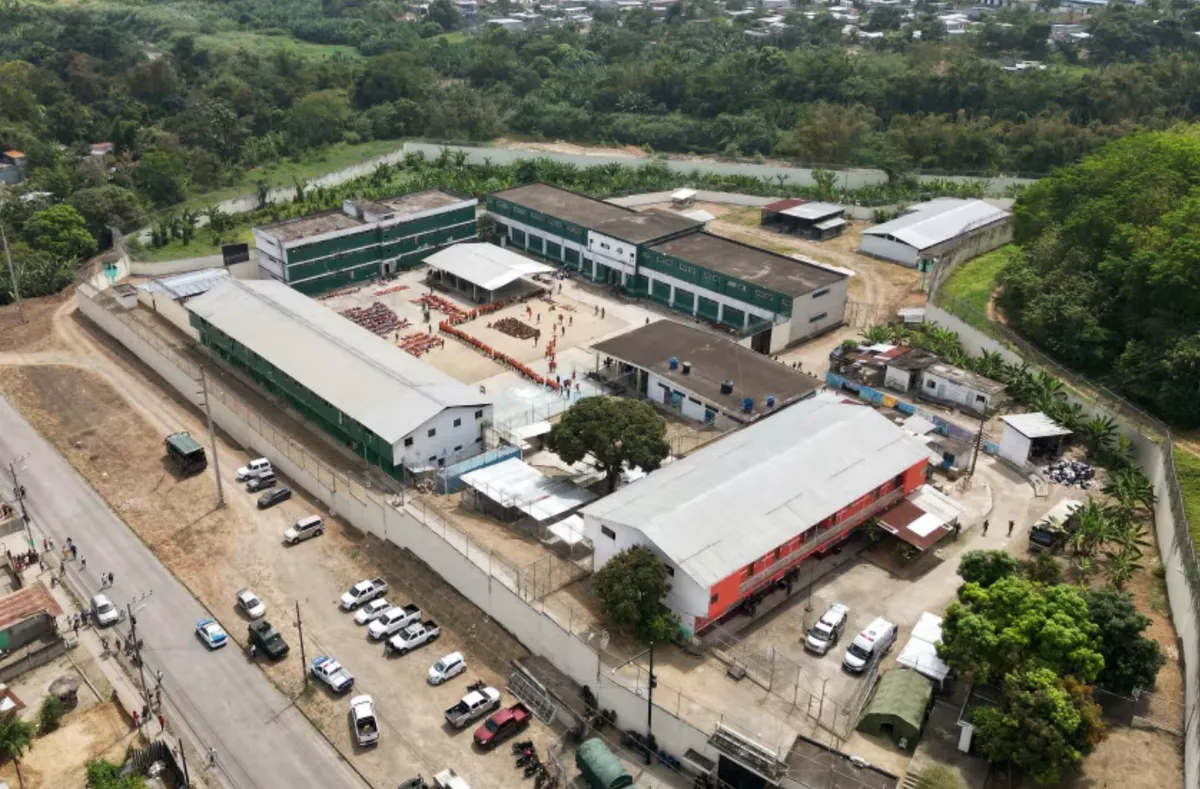 Bạo loạn nhà tù đẫm máu tại Ecuador, ít nhất 17 người thiệt mạng - Ảnh 1.