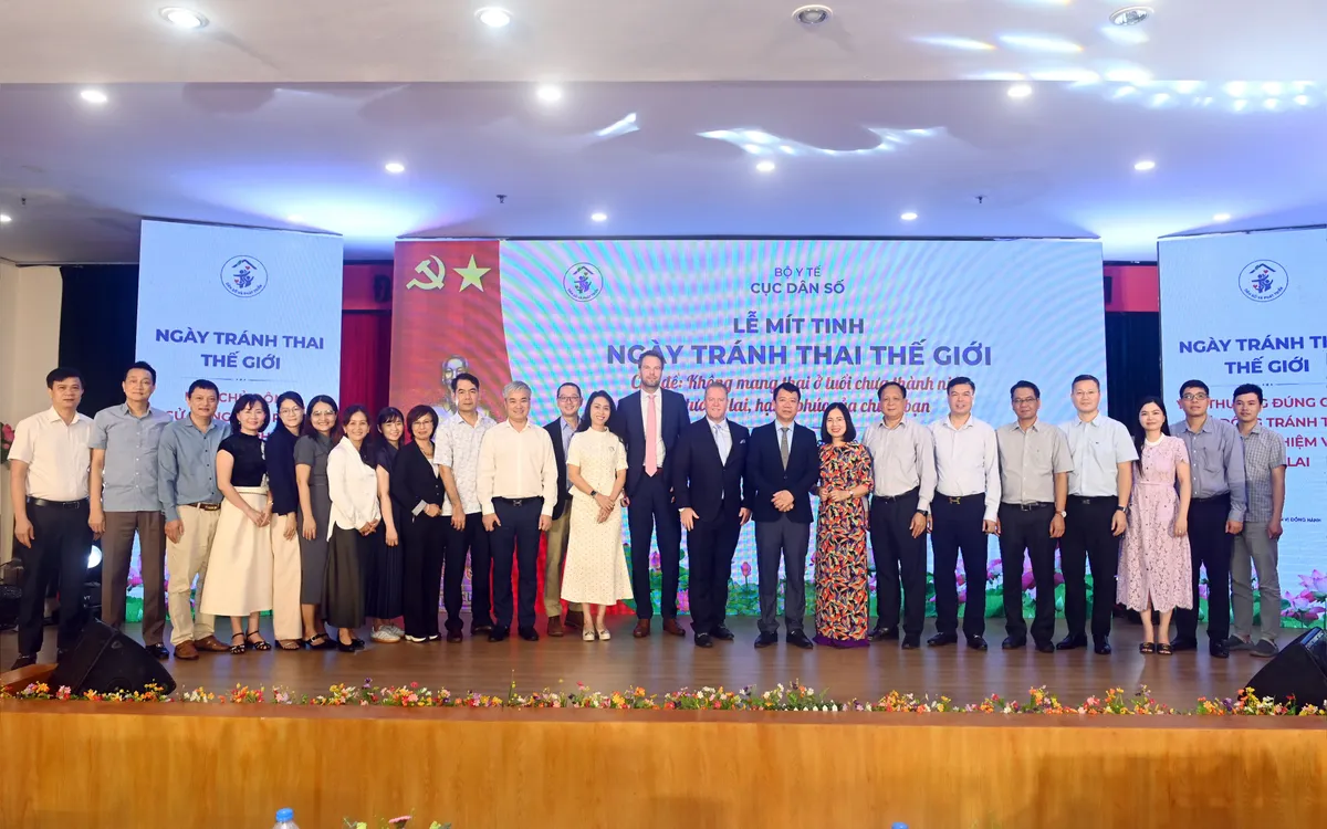 Các đại biểu tham dự lễ mít tinh. 
