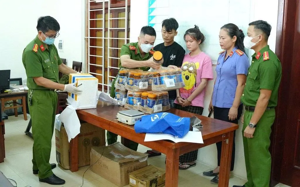 Cơ quan chức năng giám định tang vật. (Ảnh: CA) Cơ quan chức năng giám định tang vật. (Ảnh: CA)