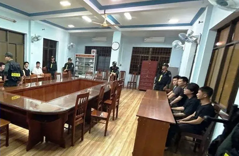 Phát hiện 2 ô tô chở nhiều người Trung Quốc nghi nhập cảnh trái phép vào Việt Nam - Ảnh 1.