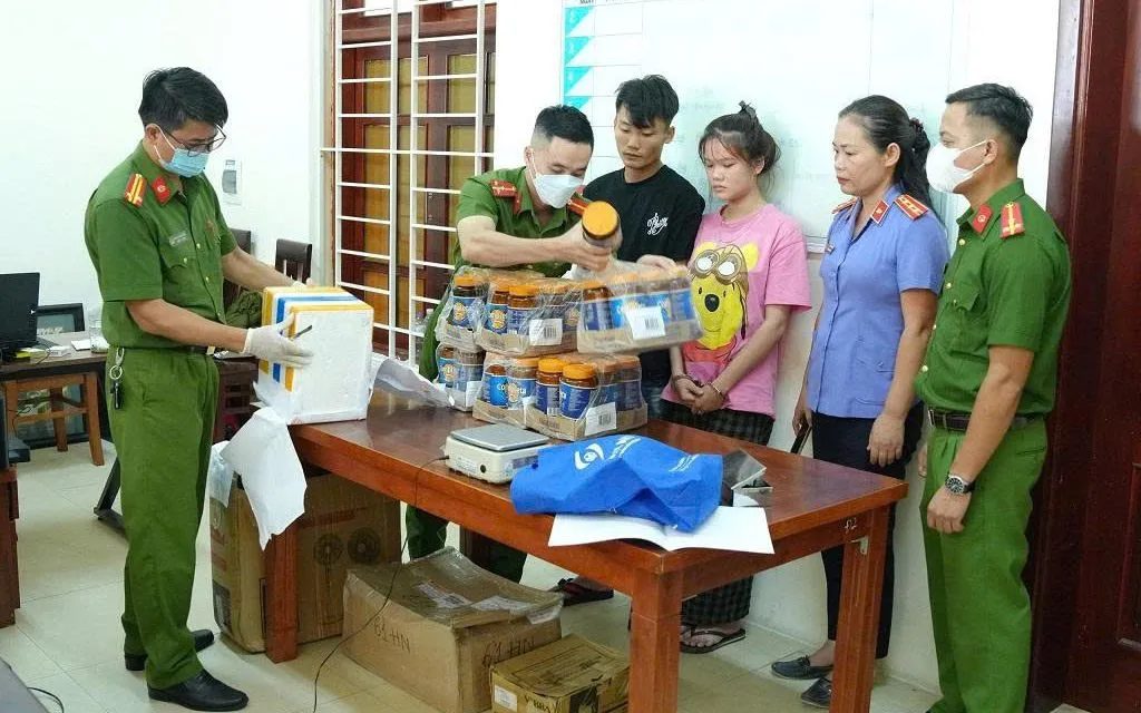 Cơ quan chức năng giám định tang vật. Cơ quan chức năng giám định tang vật.
