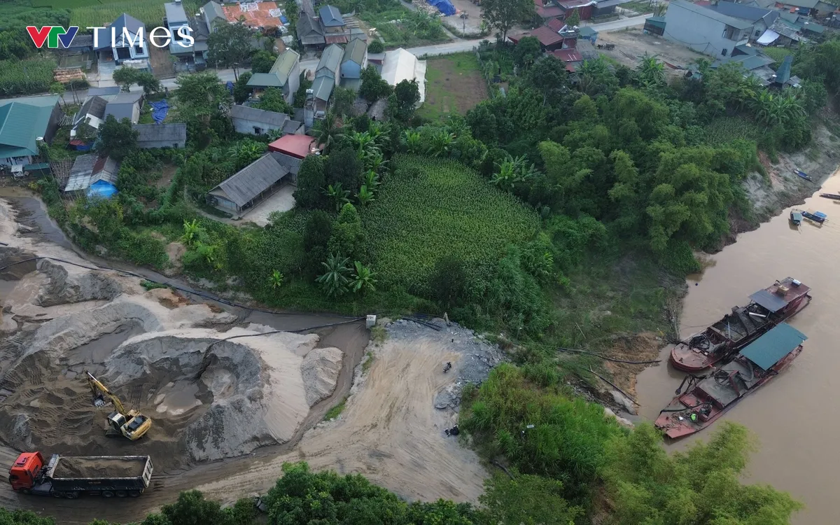 Bãi tập kết chưa đủ điều kiện, đang bị đình chỉ nhưng vẫn hoạt động. Ảnh: Lê Đạo