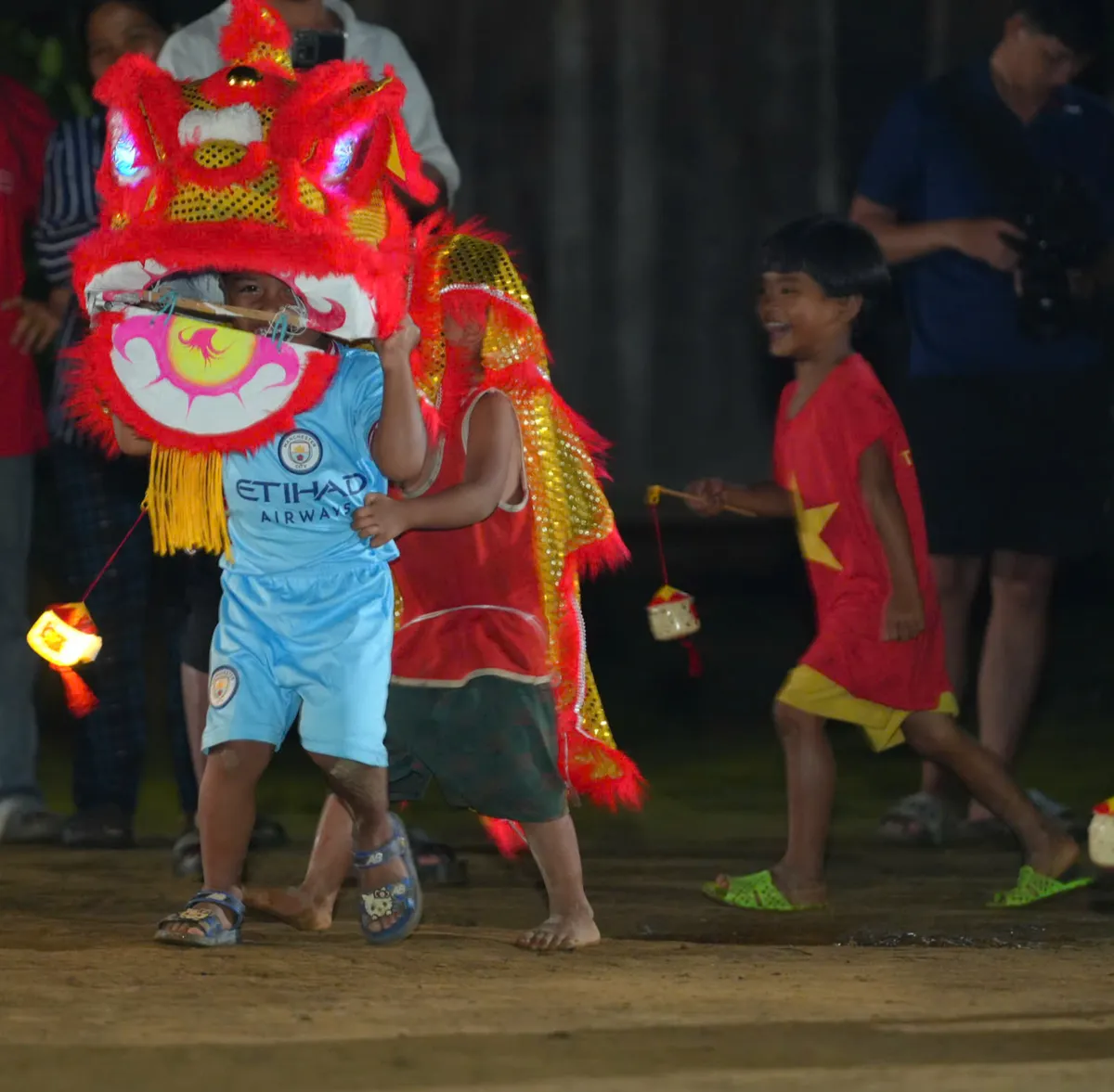 Đà Nẵng: Đem Trung thu đến với trẻ em đồng bào Cơ Tu vùng biên giới - Ảnh 7.