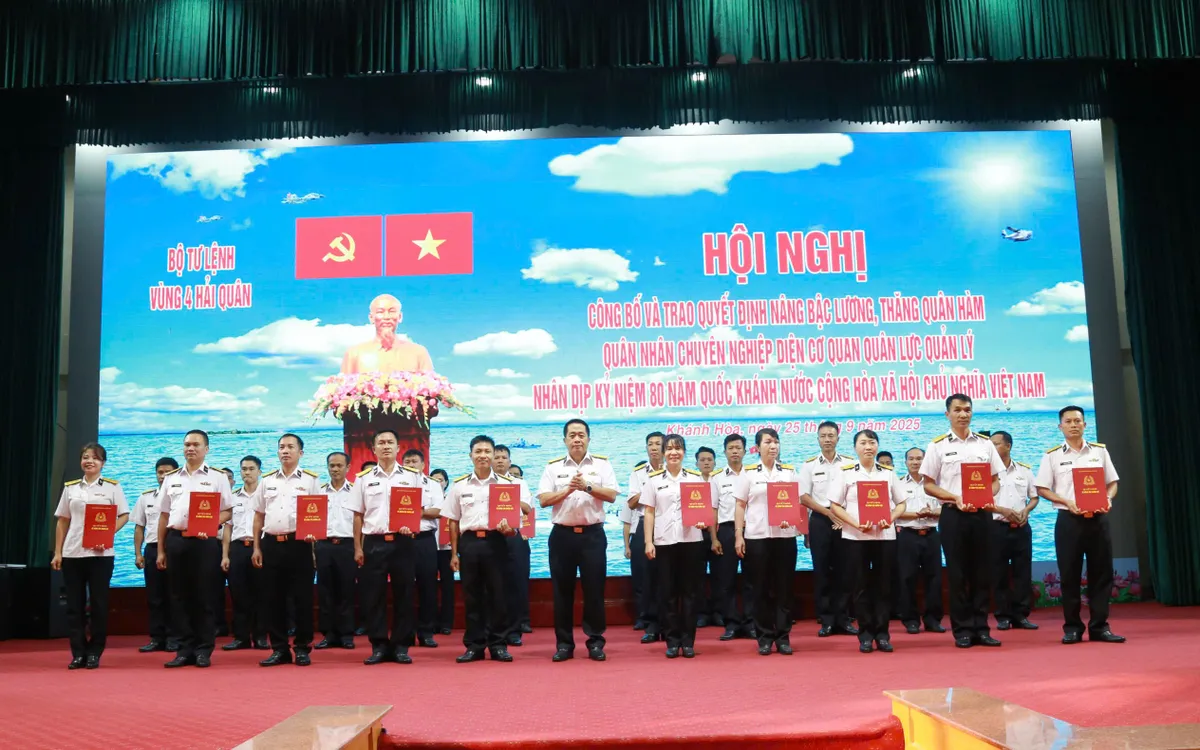 Bộ Tư lệnh Vùng 4 Hải quân công bố và trao quyết định thăng quân hàm, nâng lương cho quân nhân chuyên nghiệp.