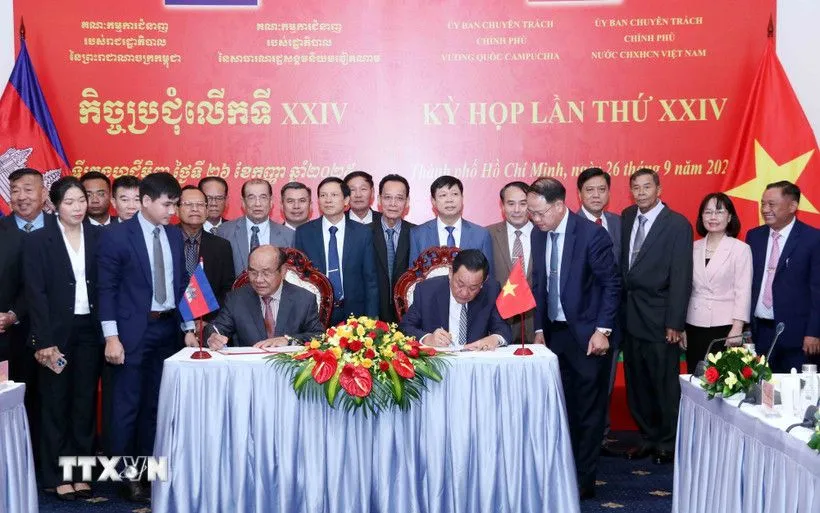 Thượng tướng Võ Minh Lương (phải), Thứ trưởng Bộ Quốc phòng, Chủ tịch Ủy ban Chuyên trách Chính phủ nước CHXHCN Việt Nam và Đại tướng Pol Saroeun (trái), Cố vấn cấp cao của Quốc vương Campuchia, Chủ tịch Ủy ban Chuyên trách Chính phủ Campuchia ký biên bản Kỳ họp. (Ảnh: Xuân Khu/TTXVN)