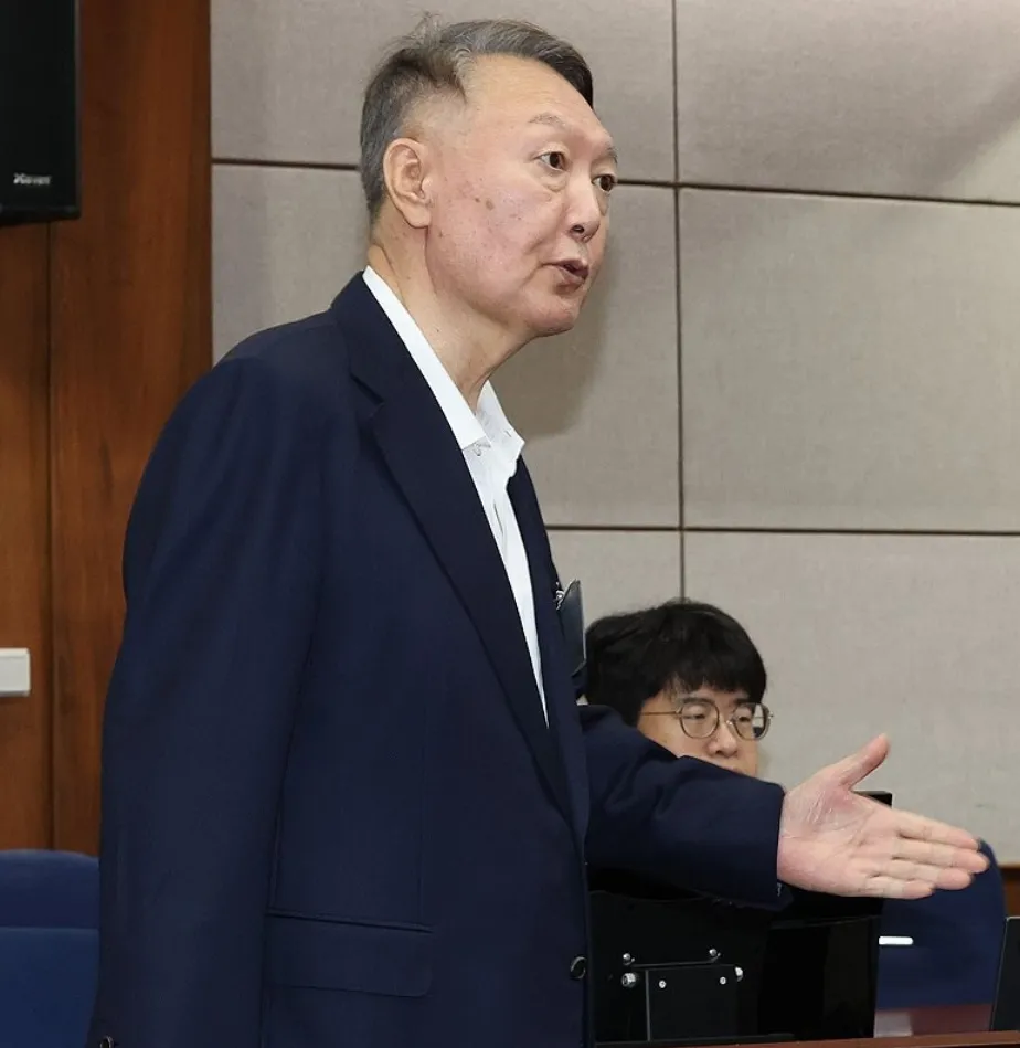 Cựu Tổng thống Hàn Quốc Yoon Suk Yeol hầu tòa với mái tóc bạc trắng- Ảnh 1. Cựu Tổng thống Hàn Quốc Yoon Suk Yeol hầu tòa với mái tóc bạc trắng- Ảnh 1.