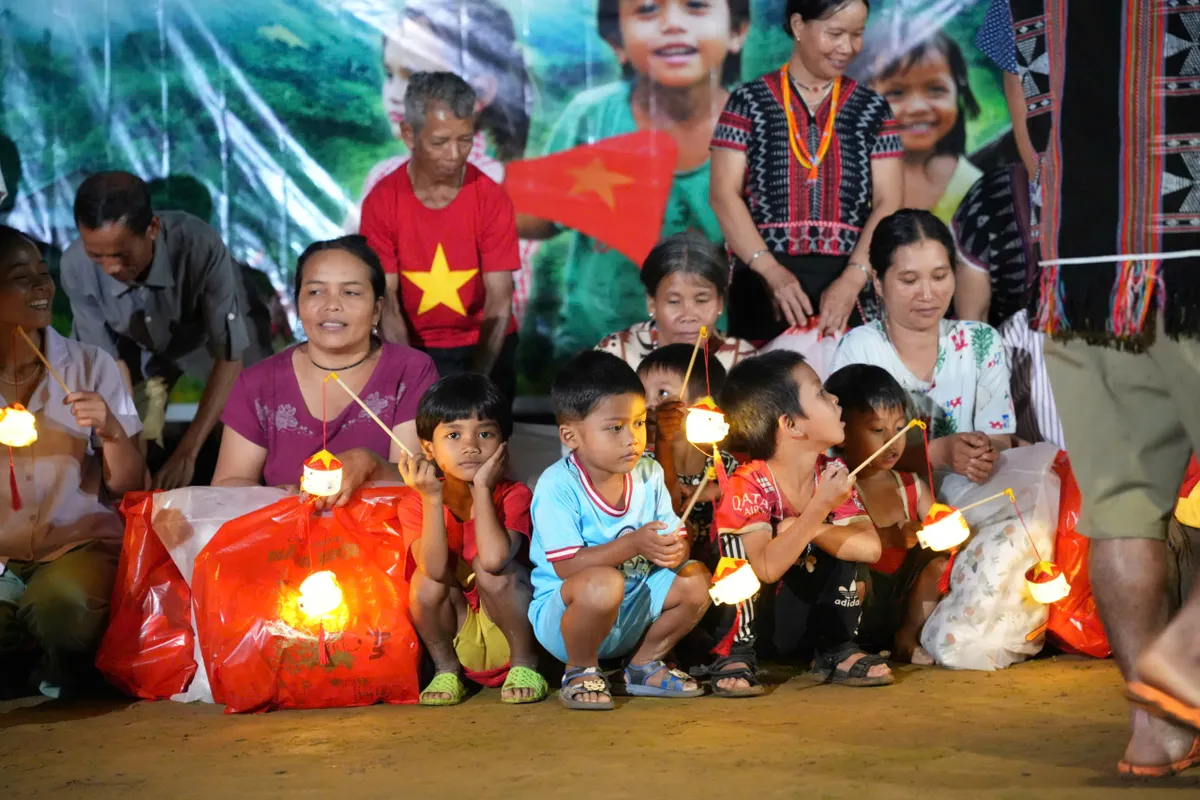 Đà Nẵng: Đem Trung thu đến với trẻ em đồng bào Cơ Tu vùng biên giới - Ảnh 3.